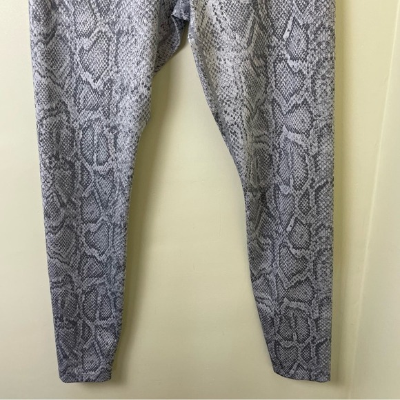 Nike x REVOLVE White Snake Print High Waist Zip Front Leggings SZ Medium - Picture 12 of 15
